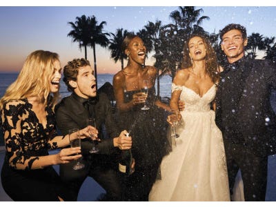 Des jeunes mariés célébrant leur union entourés de leurs invités de mariage.