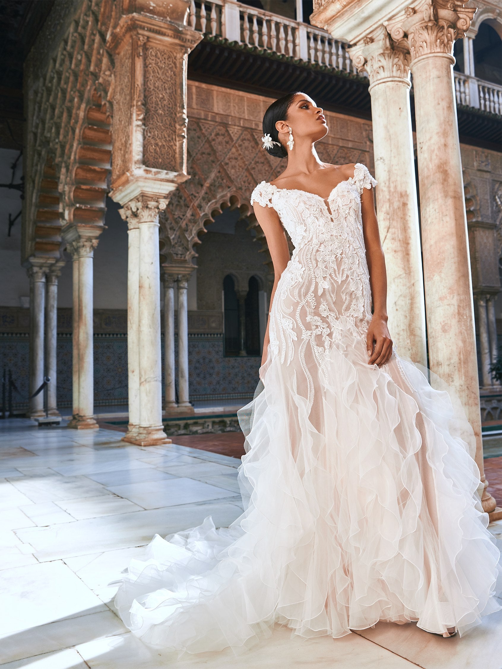 Extravagante, silberfarbene Sandalen aus Leder mit 10 cm hohem Absatz.