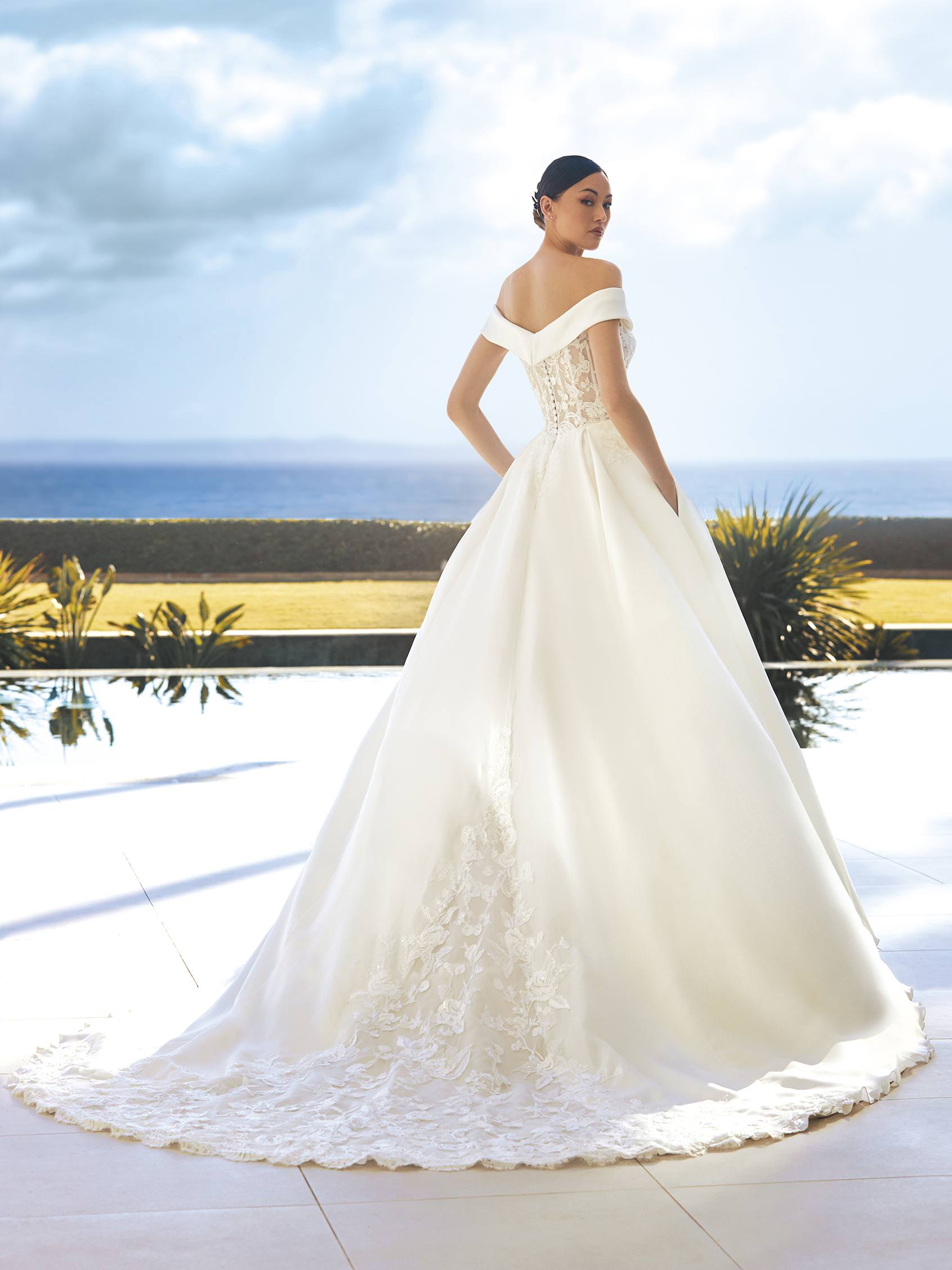 https://www.pronovias.com/media/catalog/product/a/d/adele_c.jpg