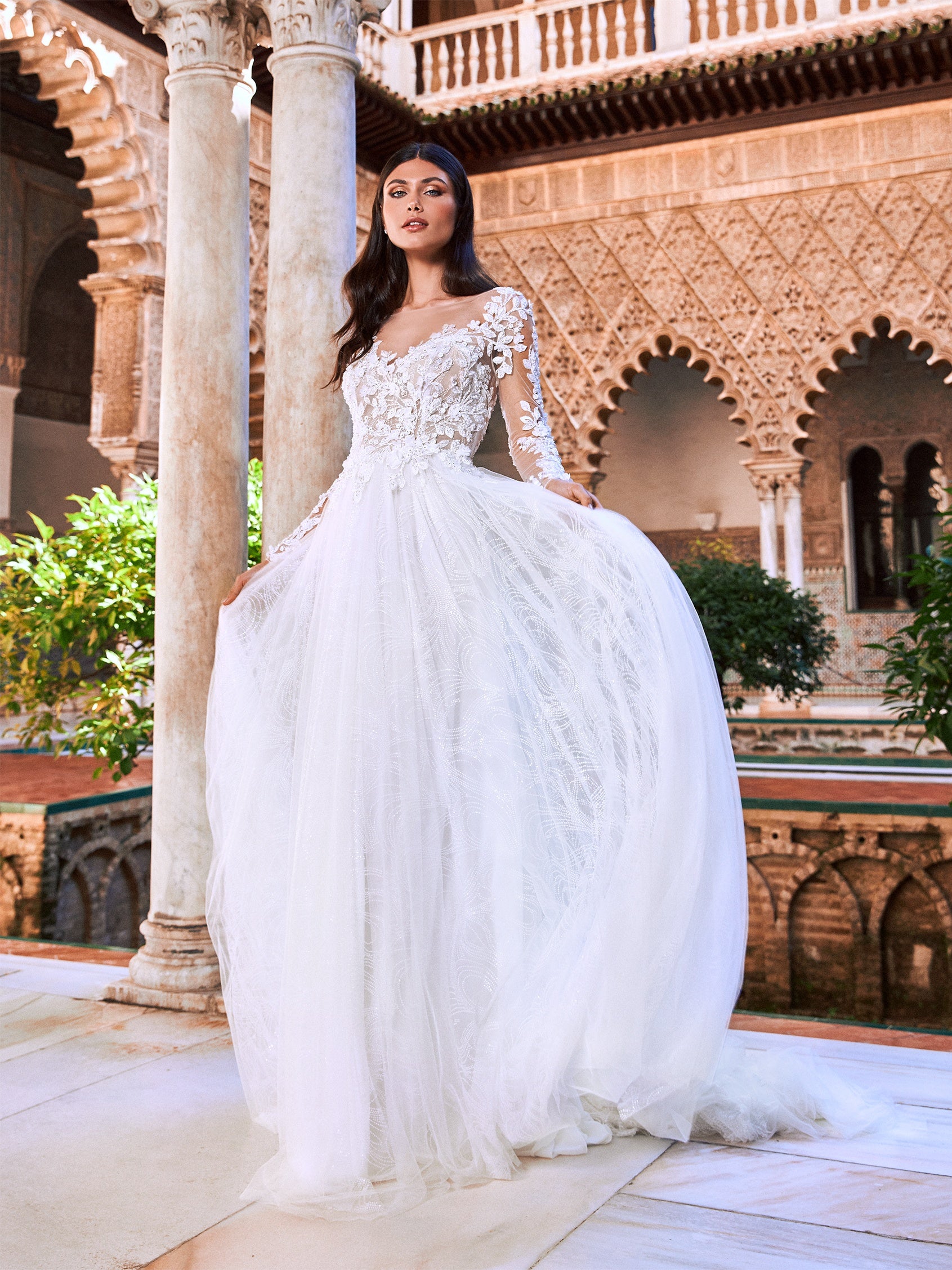 Extravagante, silberfarbene Sandalen aus Leder mit 10 cm hohem Absatz.