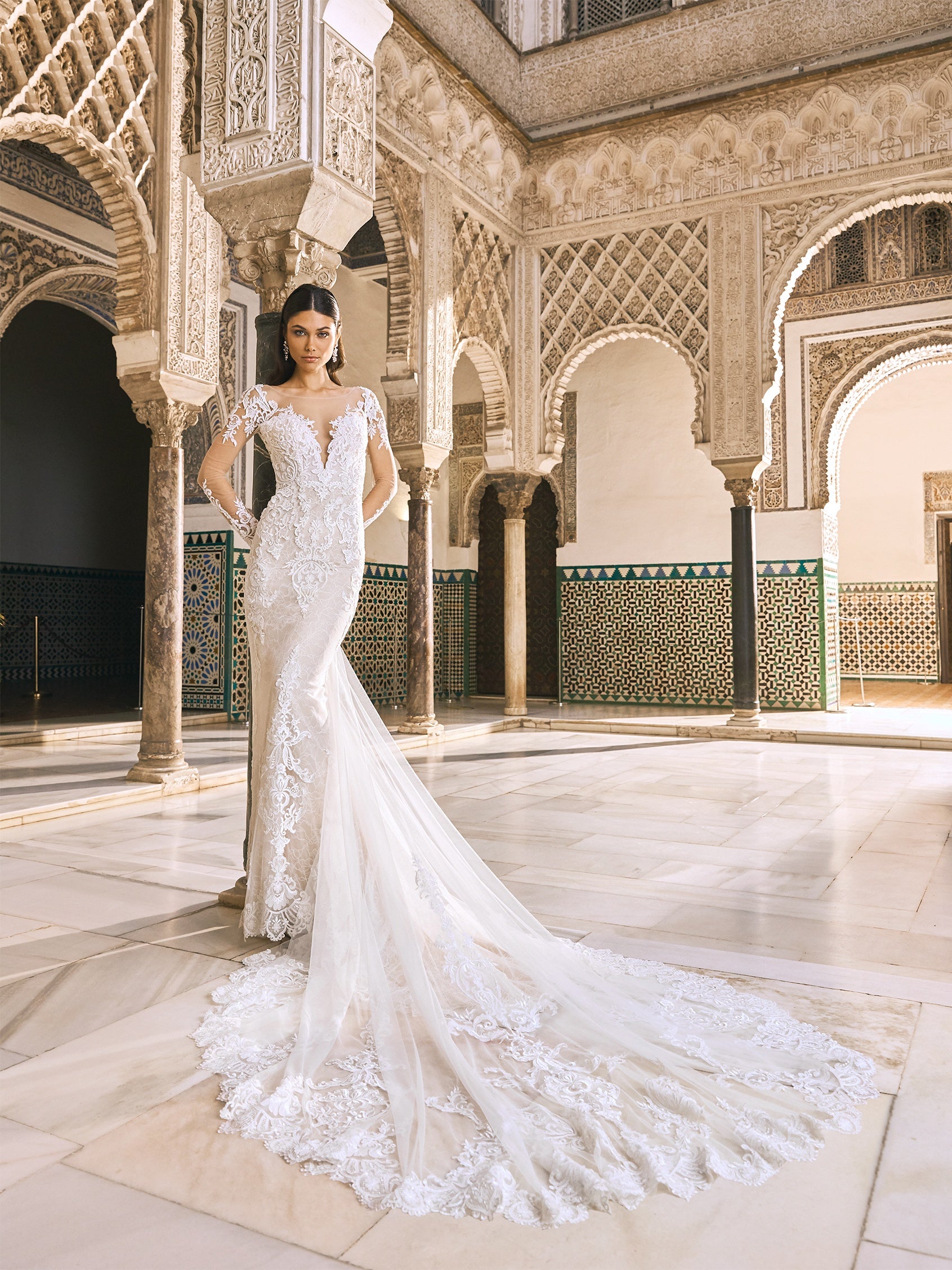 Extravagante, silberfarbene Sandalen aus Leder mit 10 cm hohem Absatz.