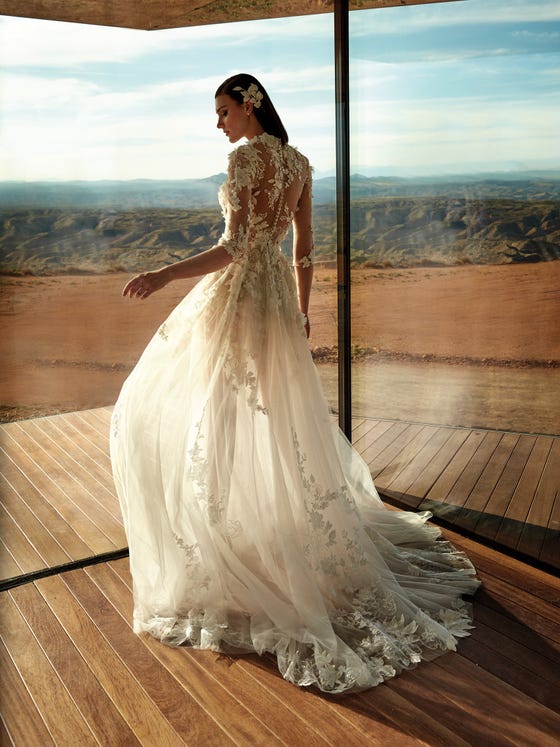 https://www.pronovias.com/media/catalog/product/a/n/angelite_c.jpg?quality=80&bg-color=255,255,255&fit=bounds&height=747&width=560&canvas=560:747