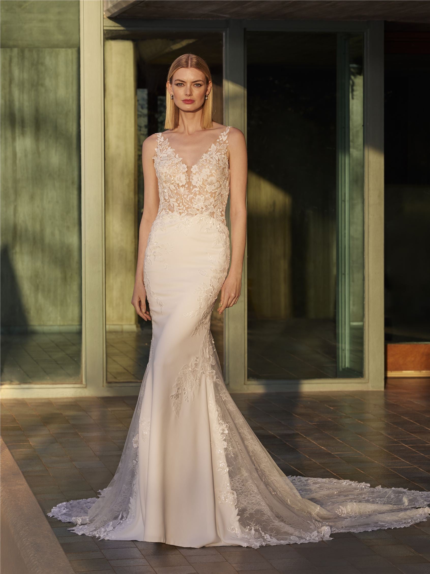 Mermaid cut wedding dress and sweetheart neckline | Pronovias Mermaid cut wedding dress and sweetheart neckline | Pronovias
