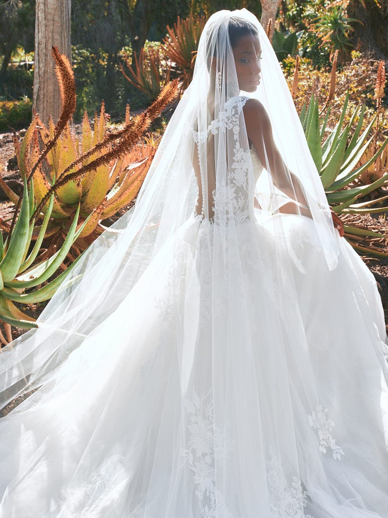 Vestido de novia de tul blanco con velo largo y encaje de novia