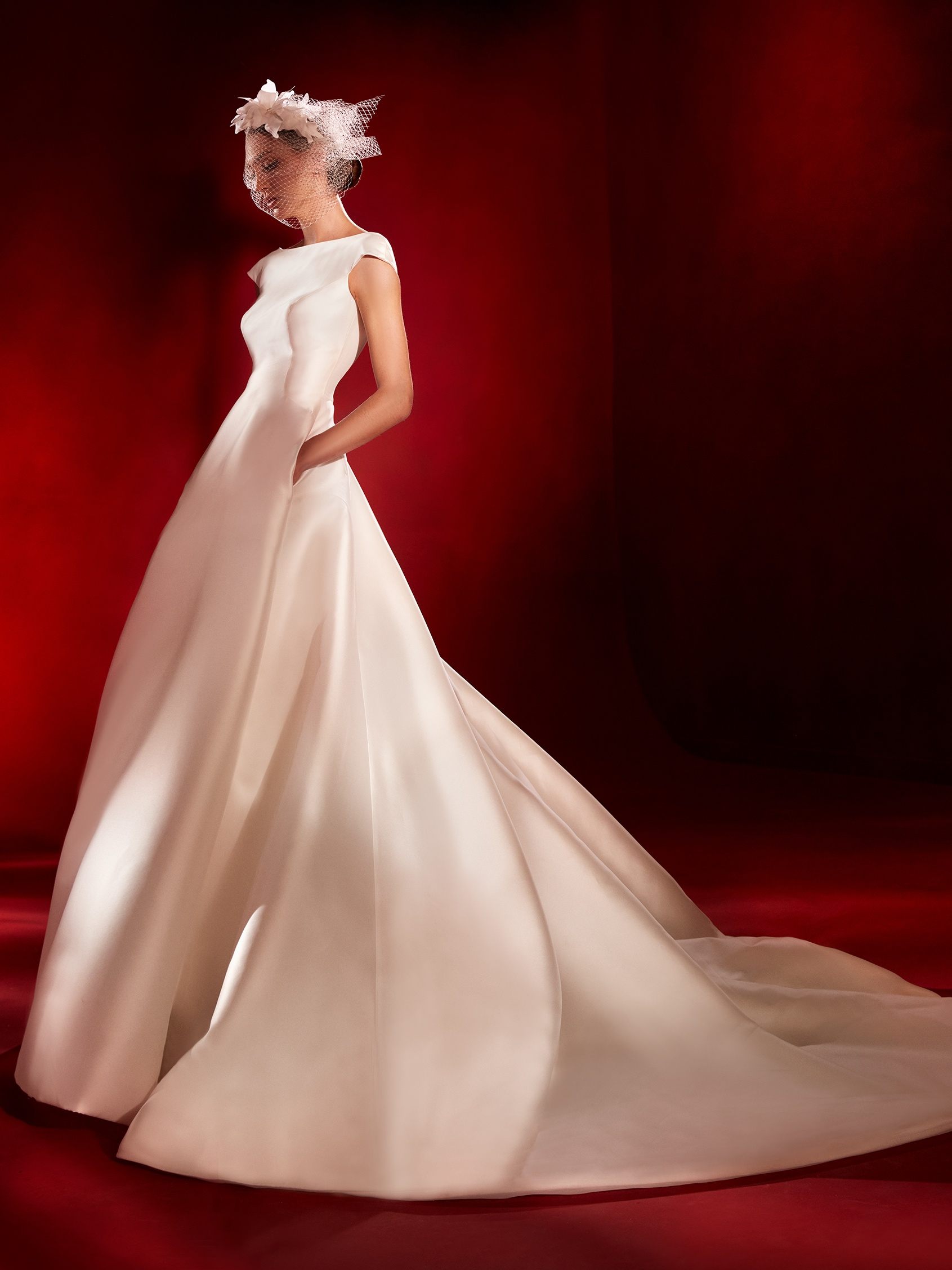 Ein präzis figurbetontes Brautkleid im Meerjungrau-Stil mit herrlich floriden Schmucksteinen. Der Meerjungfrau-Rock ist unterhalb des Knies ausladend und fließt traumhaft herab.