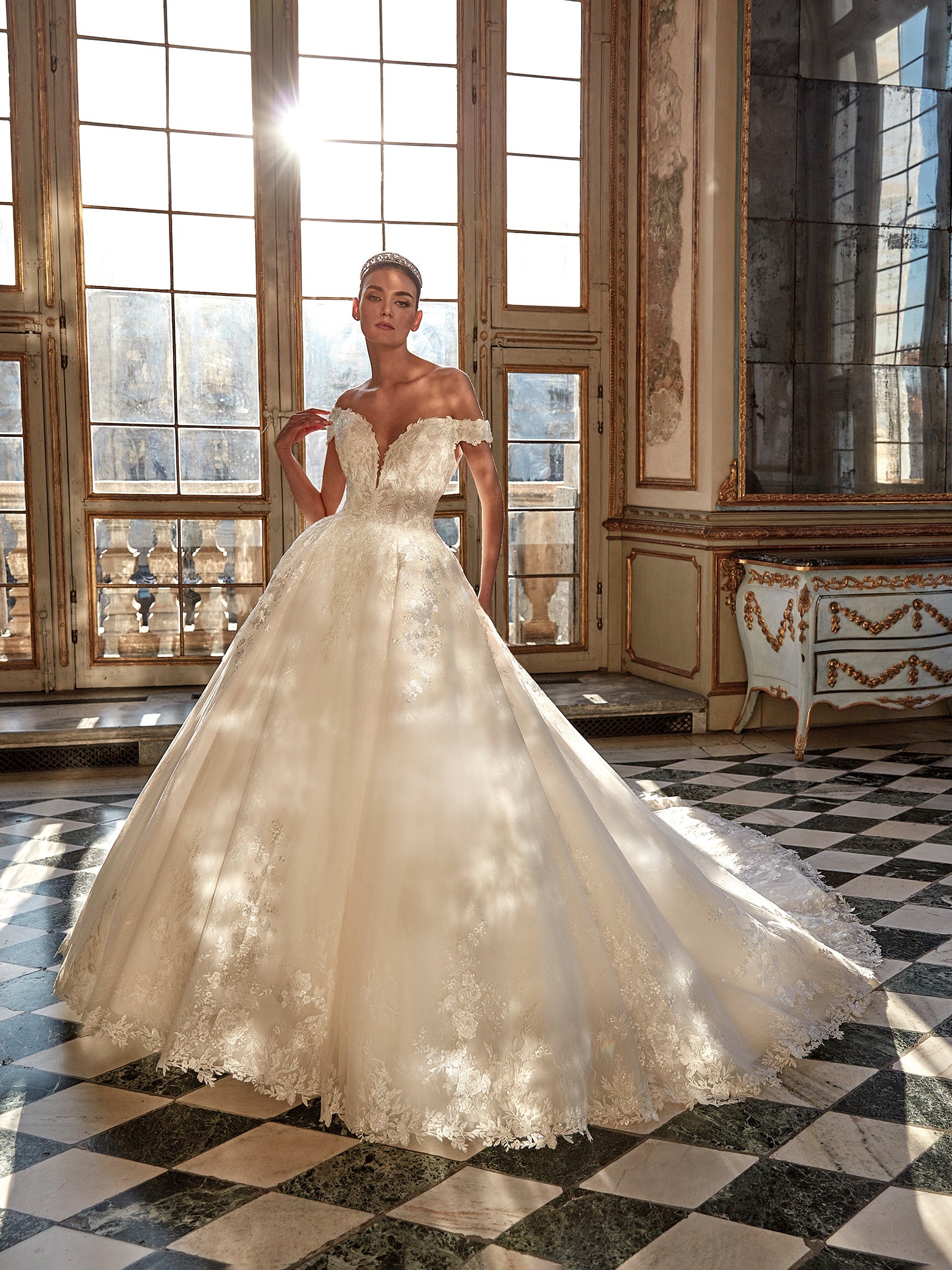 TRINITY, Princess wedding dress with V-neck