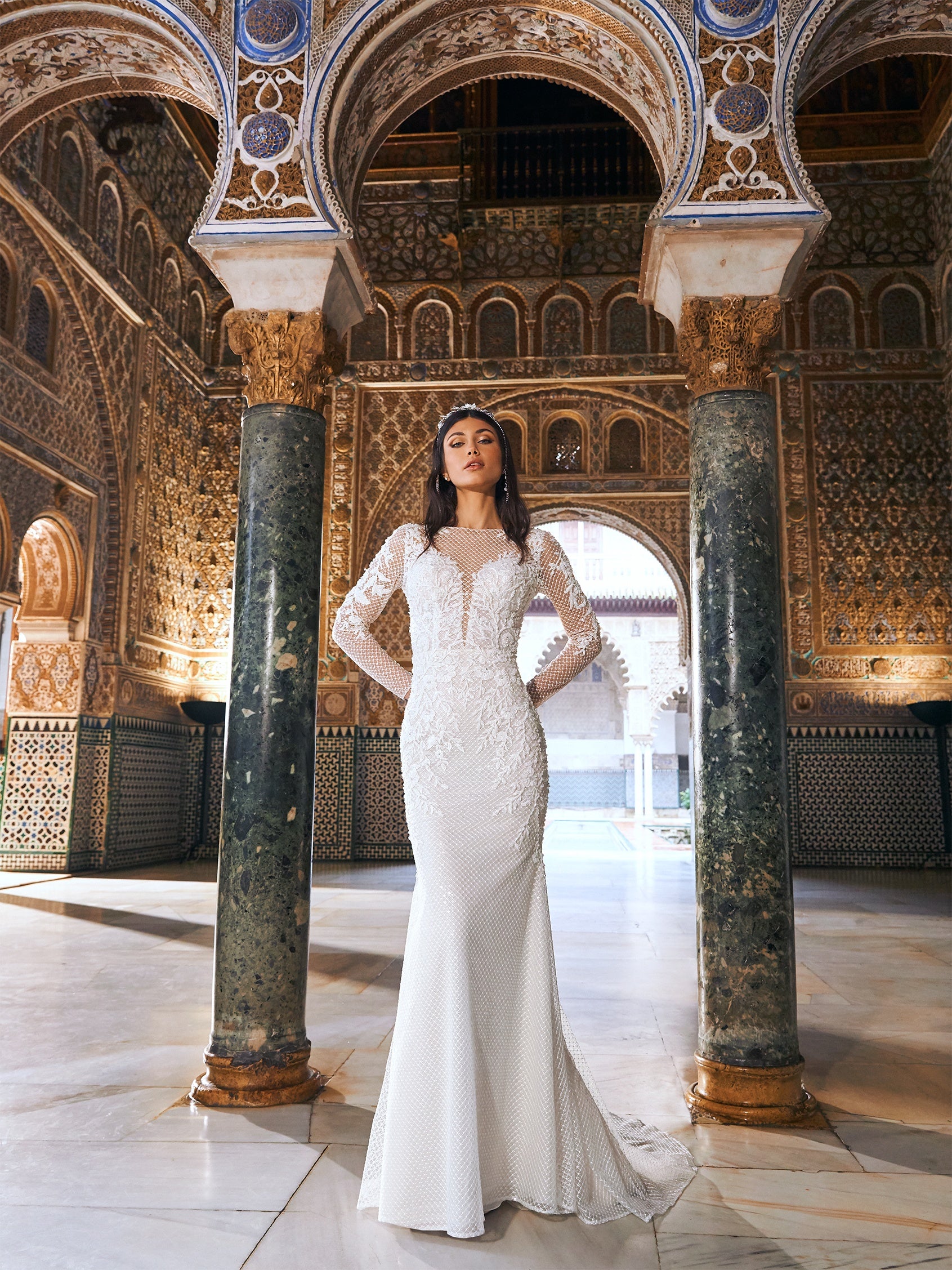 Extravagante, silberfarbene Sandalen aus Leder mit 10 cm hohem Absatz.