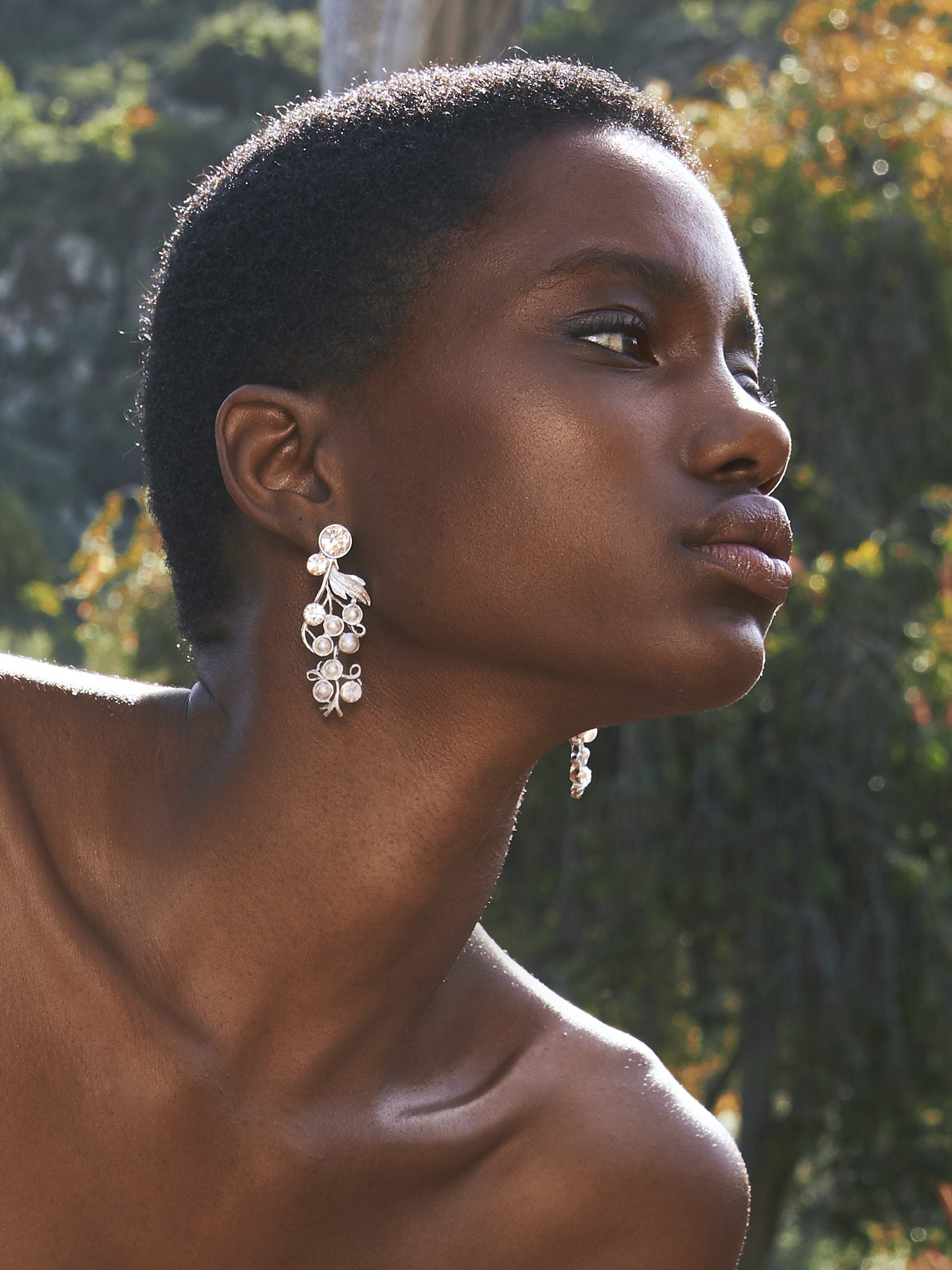 Ein traditioneller Spitzen-Look mit viel Sinnlichkeit – dieses Kleid hat alles! Gefertigt aus luxuriösem Spitzentüll mit Perlen-Applikation und Chantilly auf der zweiten Lage. Mit einem herrlichen welligen Saum und feinen, mit Perlen besetzten Trägern, die sich auf dem runden Rückenausschnitt überkreuzen.