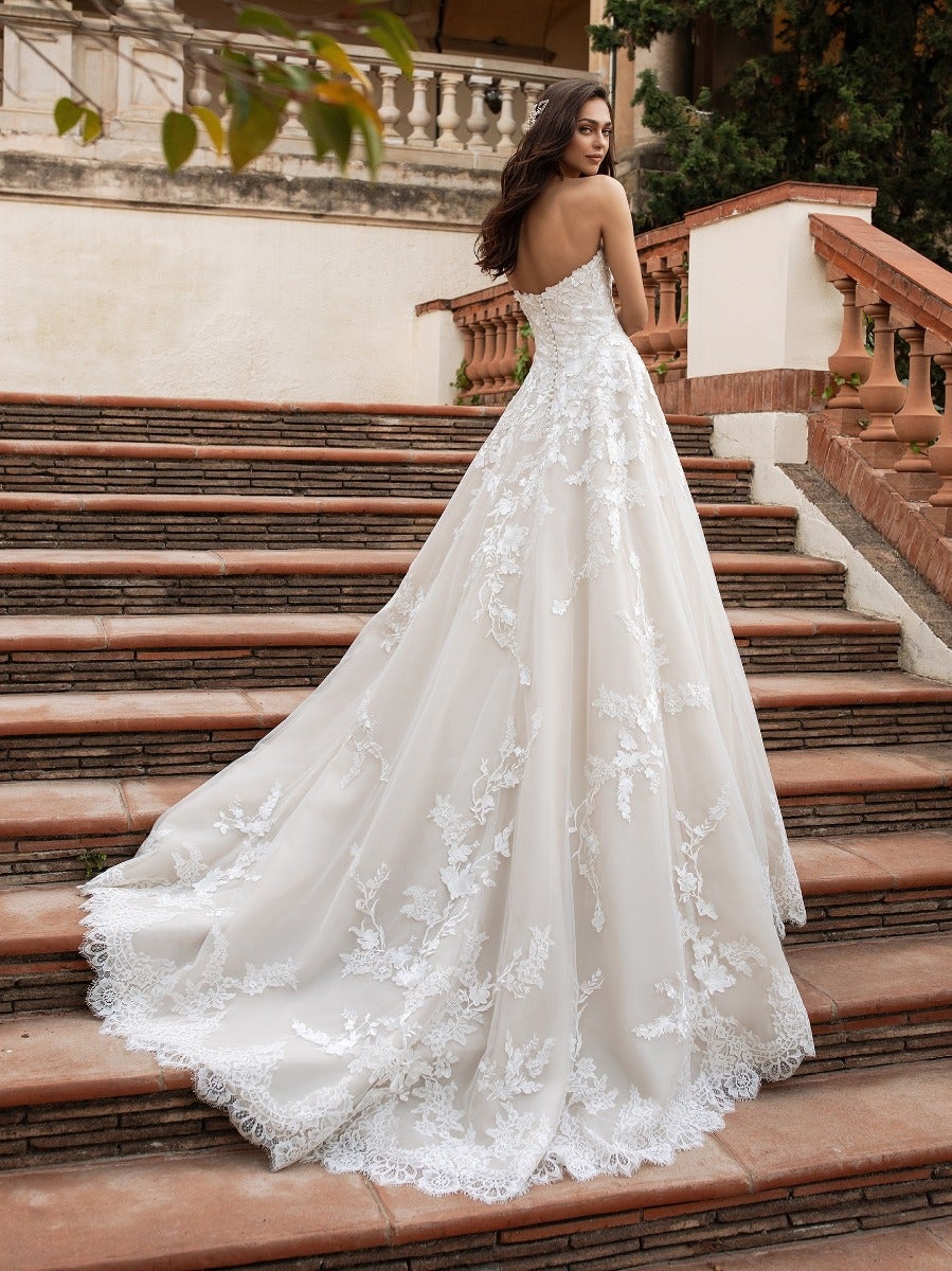 Wedding dress princess cut and sweetheart neckline Pronovias