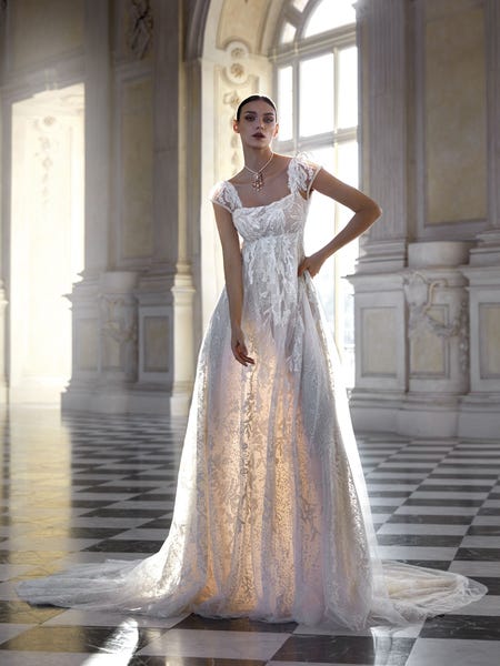 LUCREZIA | Strapless flared wedding dress | Pronovias Privée
