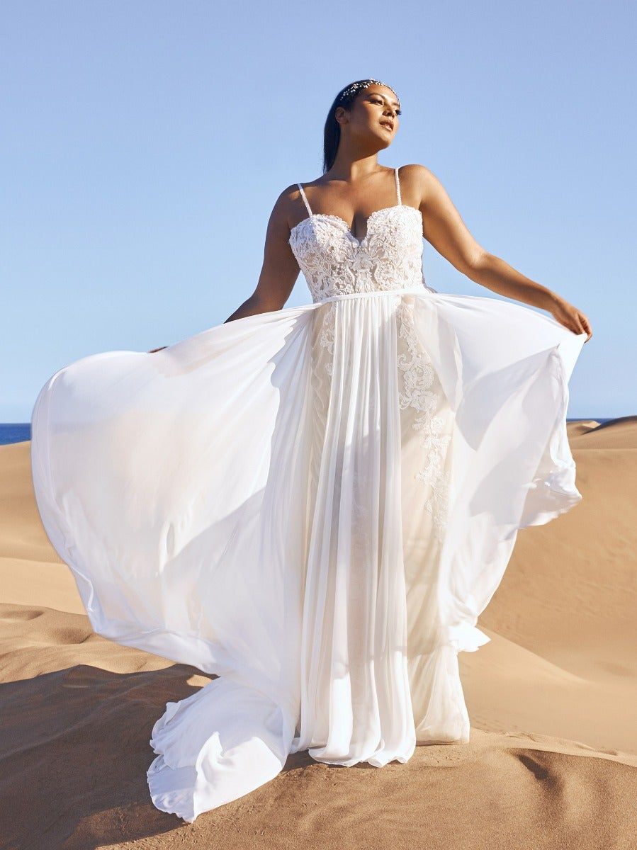 Mit diesem extravaganten Brautkleid aus Spitze und Tüll liegen Sie ganz im Trend. Lange Glockenärmel, ausgestellter Rock mit Beinschlitz und Kapellenschleppe für zauberhafte Eleganz.  