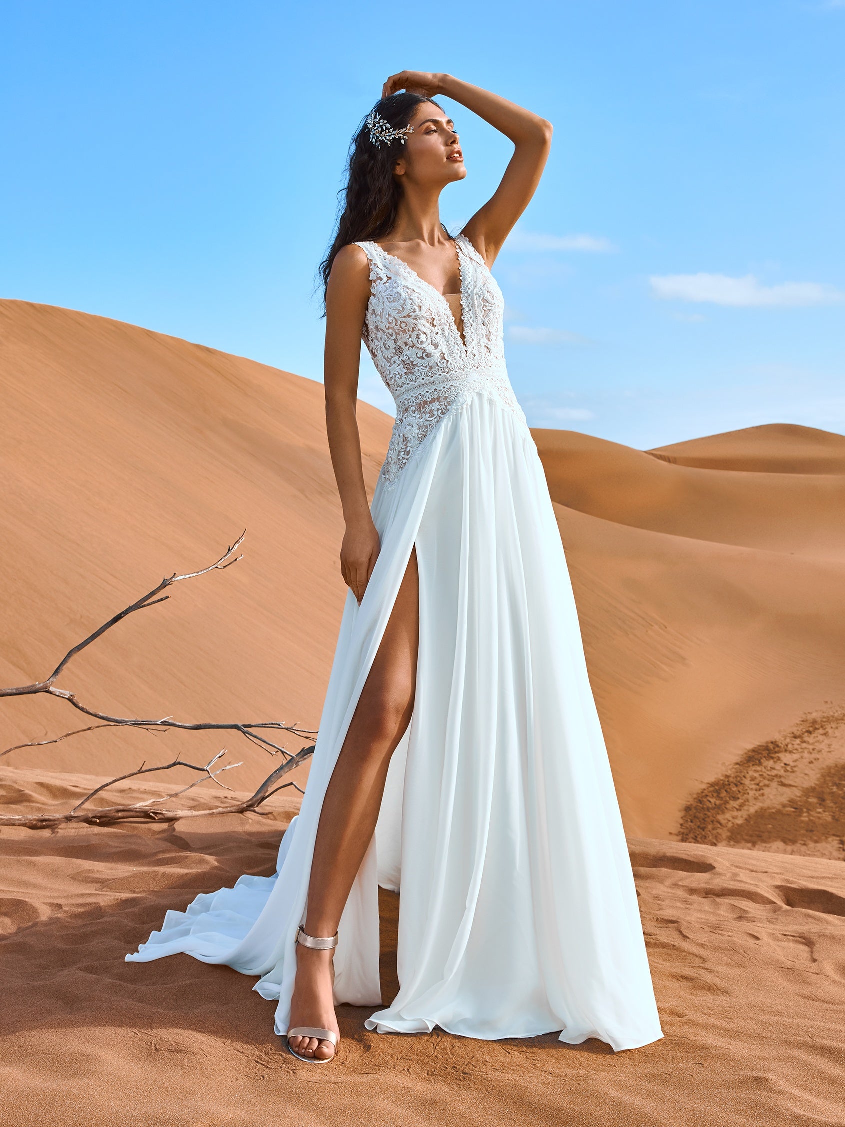 Extravagante, silberfarbene Sandalen aus Leder mit 10 cm hohem Absatz.