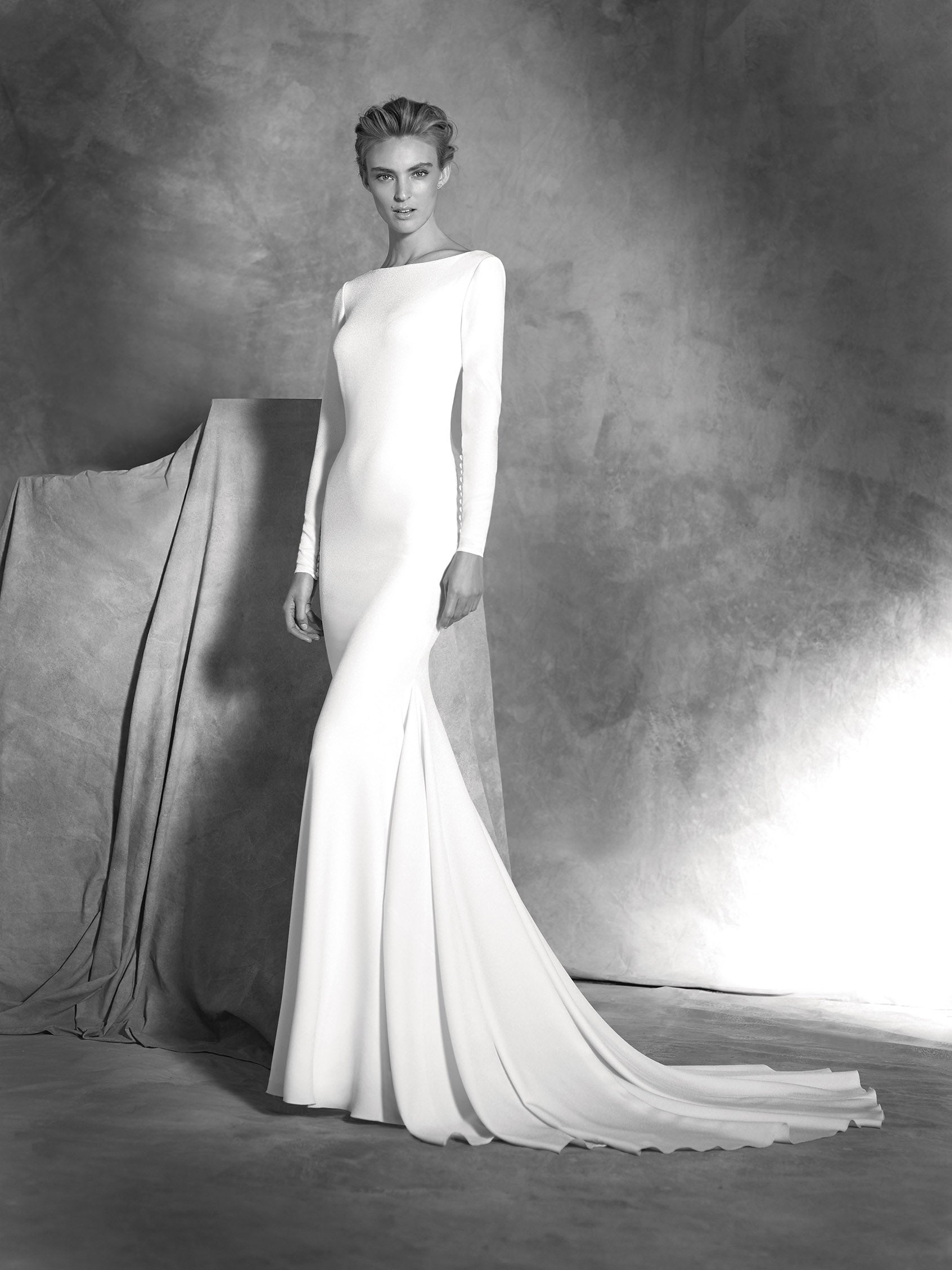 Partie avant robe de mariée coupe sirène avec encolure bateau, manches longues et dos en V en crêpe IVANIA.