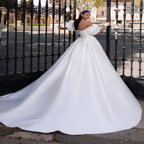 Wedding dress with princess cut and sweetheart neckline | Pronovias