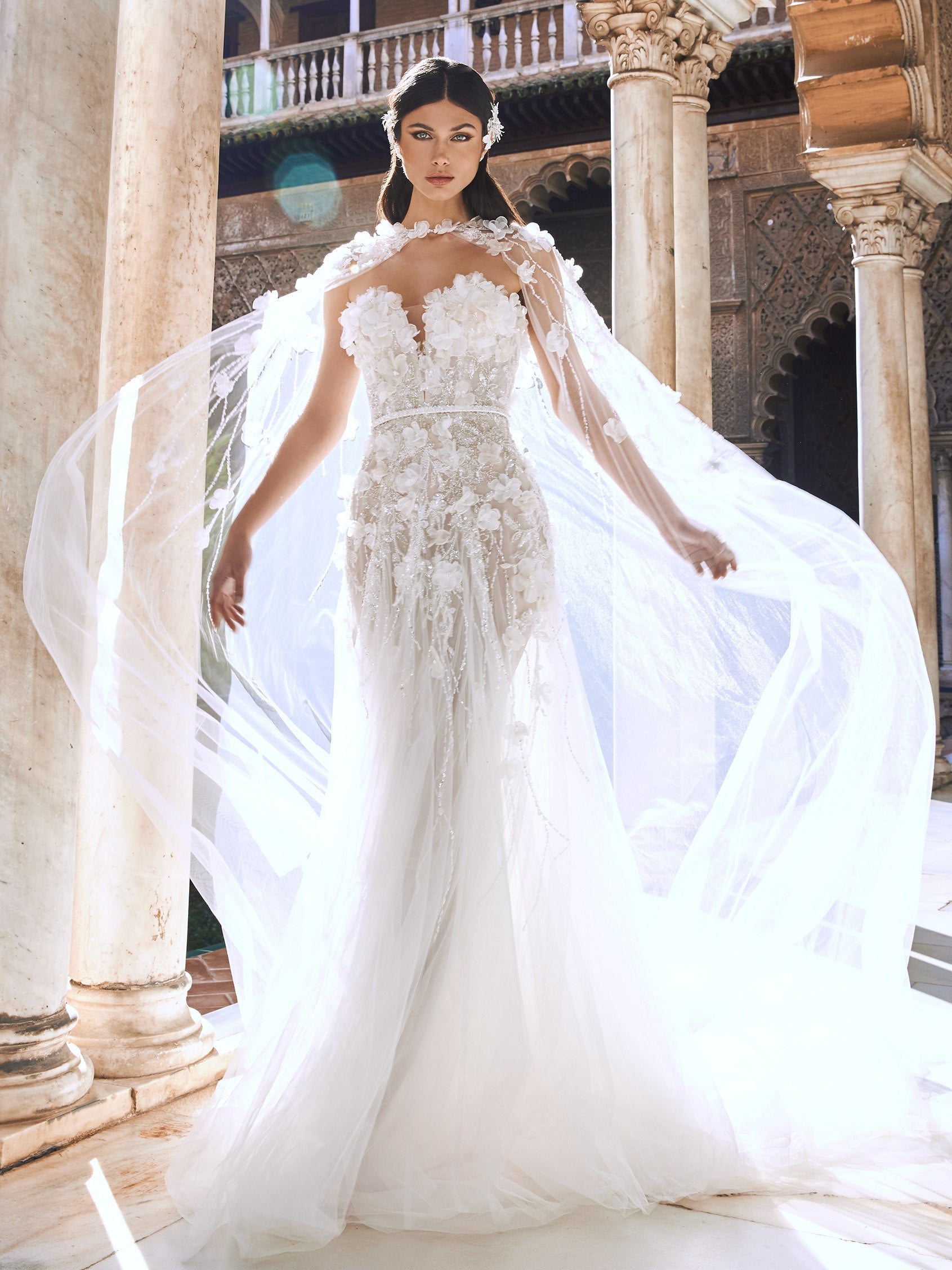 Abiti da on sale sposa con mantello
