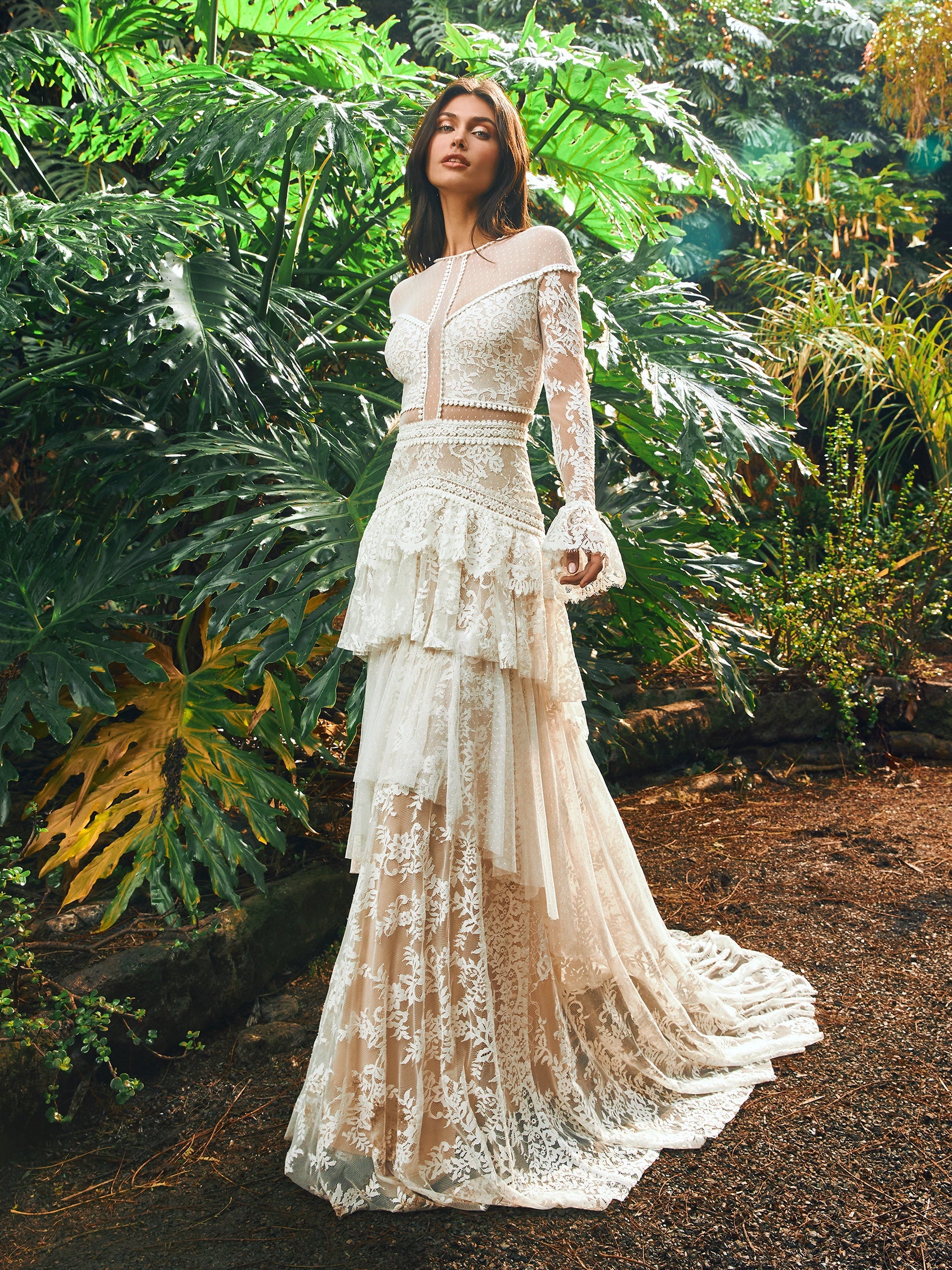 Extravagante, silberfarbene Sandalen aus Leder mit 10 cm hohem Absatz.