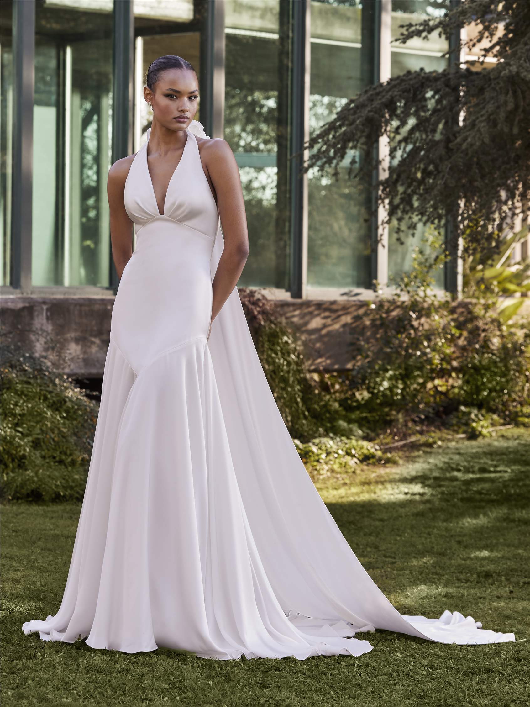 Mermaid cut wedding dress in crepe with sweetheart neckline Mermaid cut wedding dress in crepe with sweetheart neckline