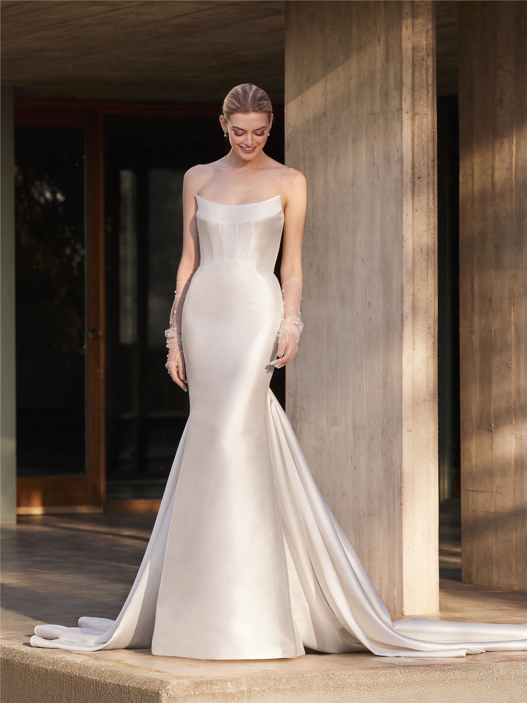 Mermaid cut wedding dress in crepe with sweetheart neckline Mermaid cut wedding dress in crepe with sweetheart neckline