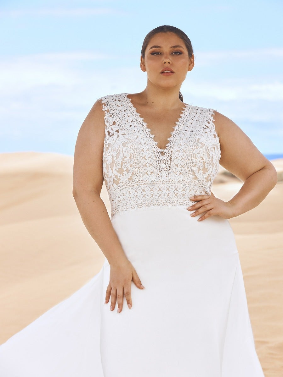 Mit diesem extravaganten Brautkleid aus Spitze und Tüll liegen Sie ganz im Trend. Lange Glockenärmel, ausgestellter Rock mit Beinschlitz und Kapellenschleppe für zauberhafte Eleganz.  