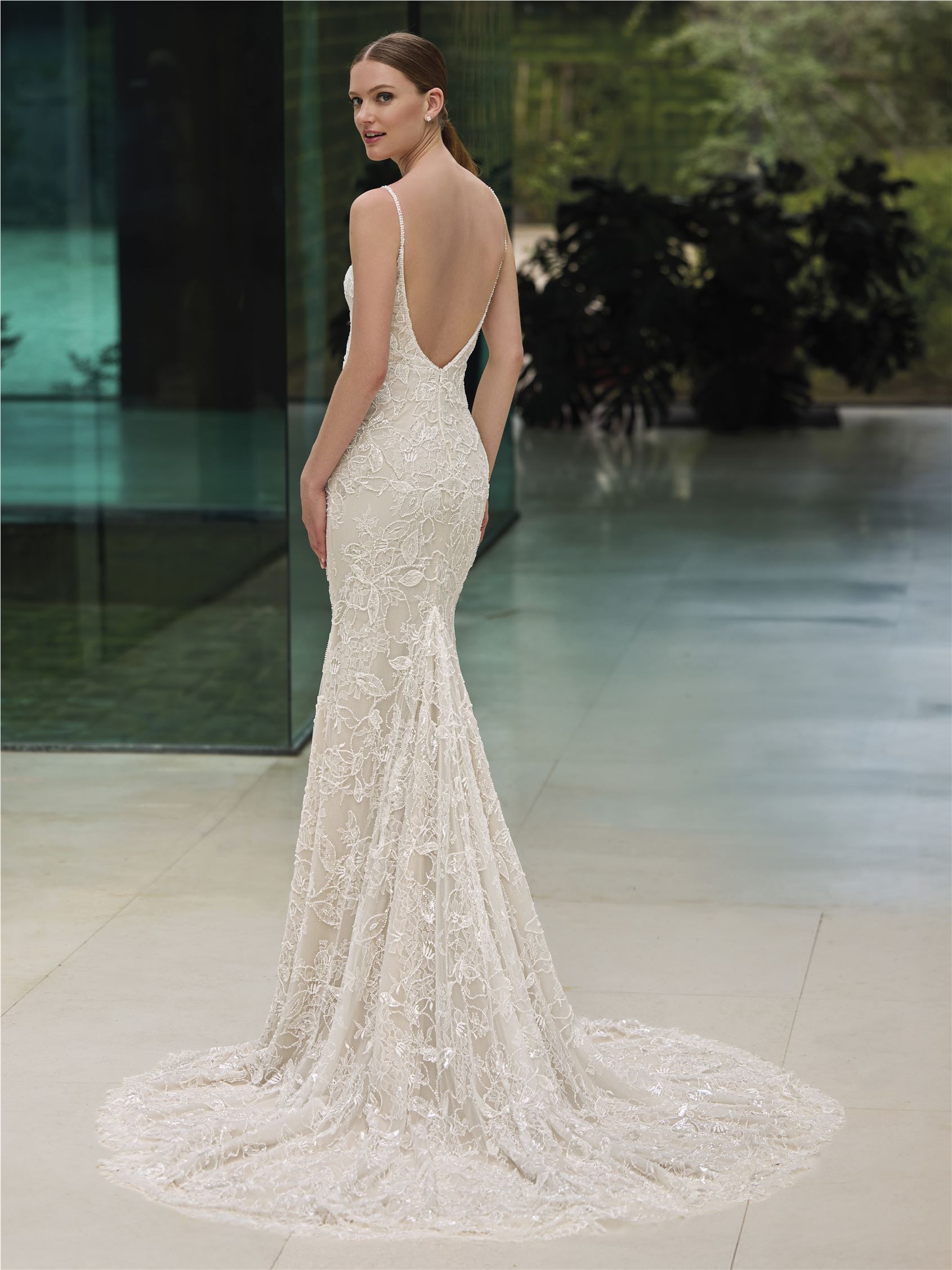 NUVIA | Mermaid wedding dress with round neckline | Pronovias