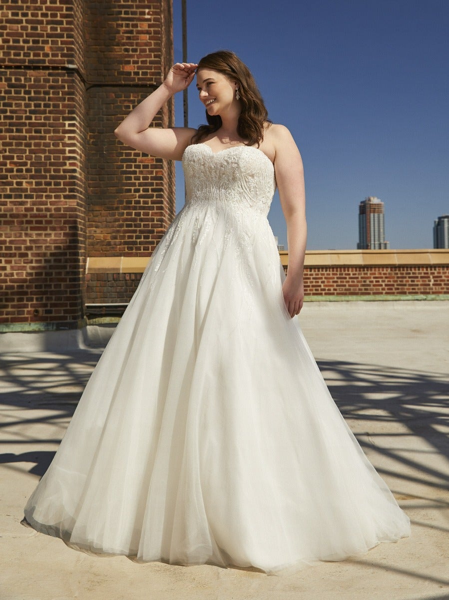 Extravagante, silberfarbene Sandalen aus Leder mit 10 cm hohem Absatz.