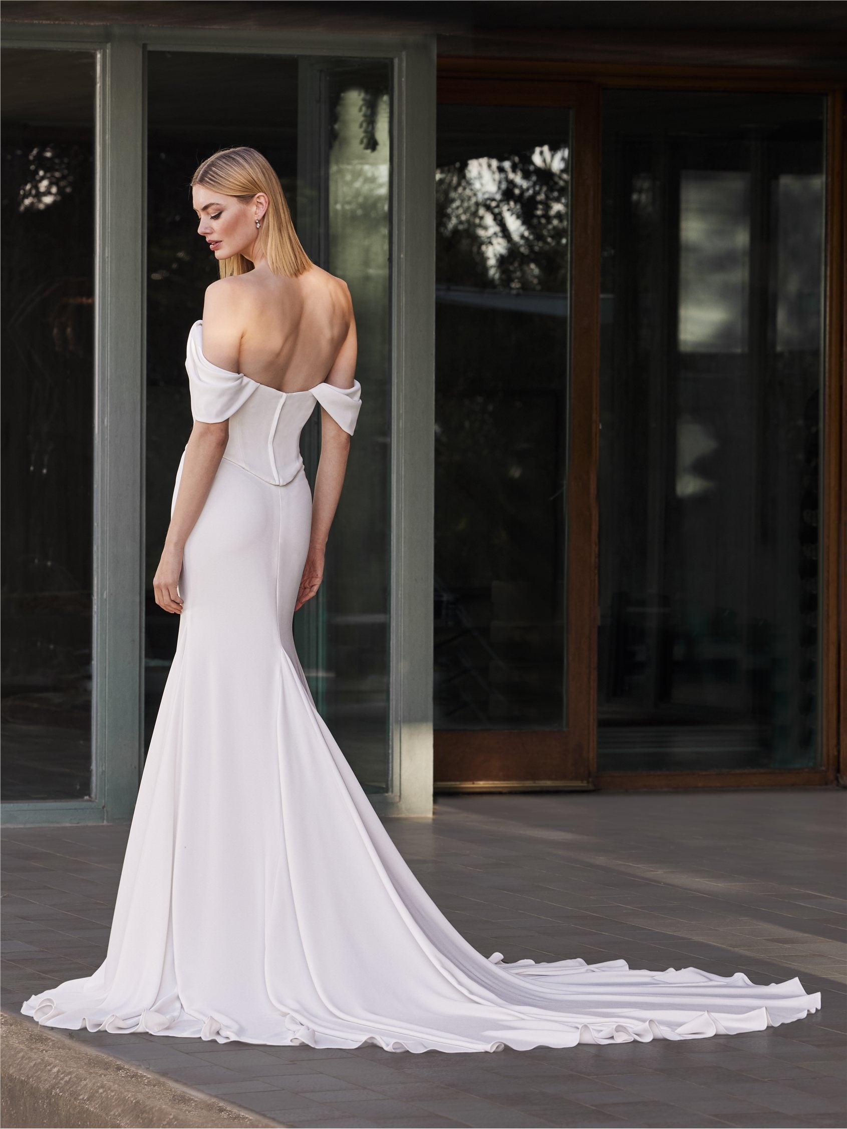 GUGMA | Mermaid wedding dress with bateau neckline | White One
