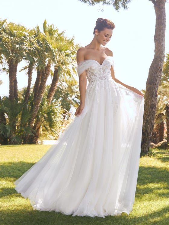https://www.pronovias.com/media/catalog/product/s/h/shayleen_b.jpg?quality=80&bg-color=255,255,255&fit=bounds&height=747&width=560&canvas=560:747