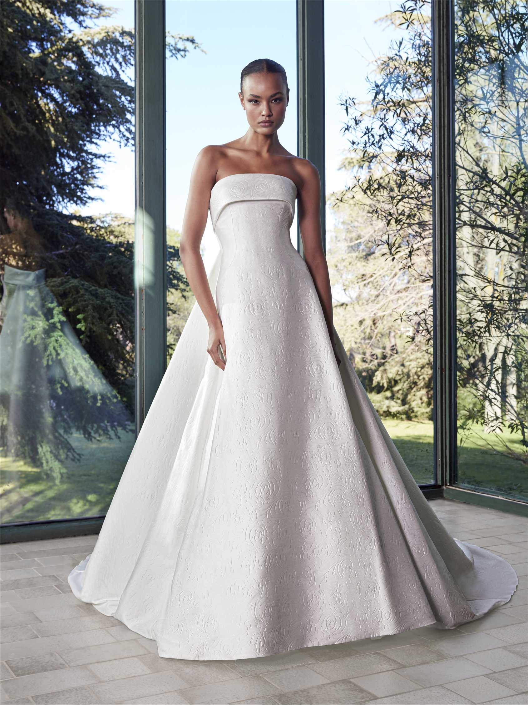 AILIDH | A-Line wedding dress with V neck | Pronovias
