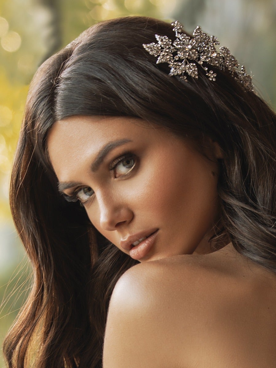 Weniger ist mehr bei diesem makellos geschnittenem Kleid im Meerjungfraustil aus glänzender Mikadoseide. Das asymmetrische Dekolleté betont feminine Schultern und verleiht dem Kleid einen trendigen Touch. Ideal für alle modernen Bräute. 