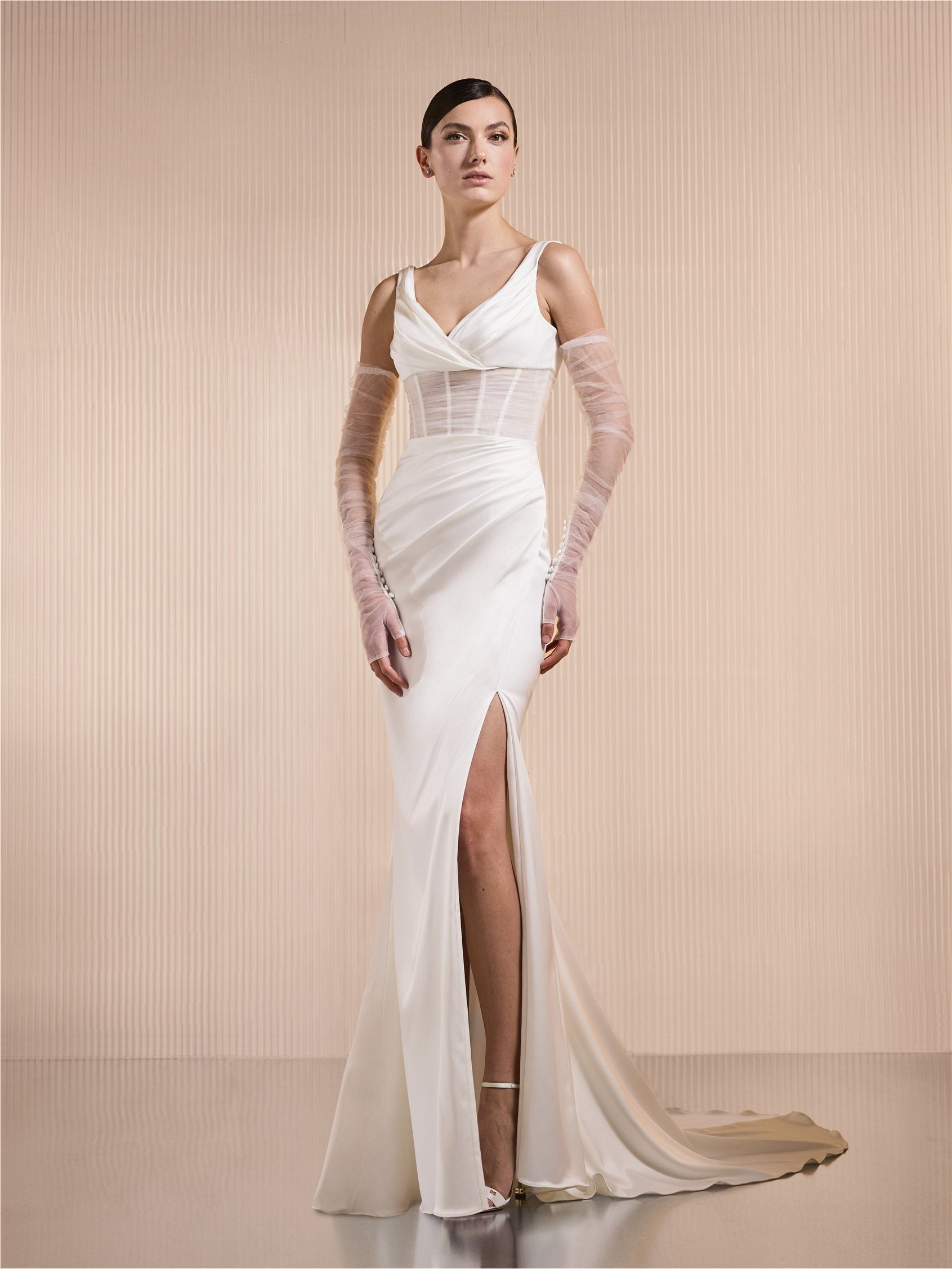 Parte anteriore abito a sirena con scollo a V e schiena a V in raso TECTRA.