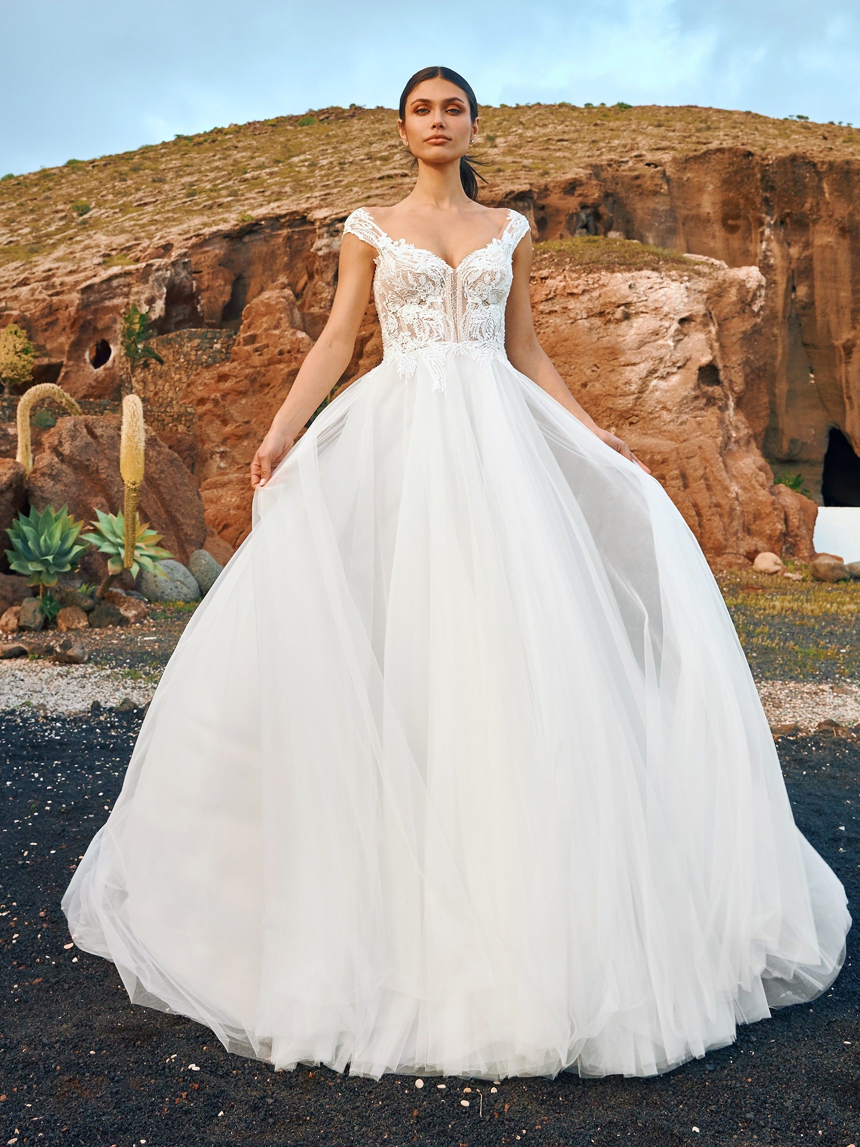 Extravagante, silberfarbene Sandalen aus Leder mit 10 cm hohem Absatz.