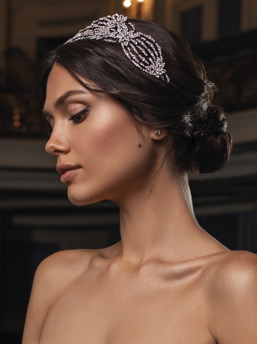 Die perfekte Ballkleid-Silhouette wird zum ultimativen Hochzeitskleid. Mit einem perfekt geformten, trägerlosen Oberteil, sinnlicher Peek-a-Boo-Spitze auf dem Rücken, einem bestickten Tüllrock und einer Schleppe, die einer Königin angemessen ist. 