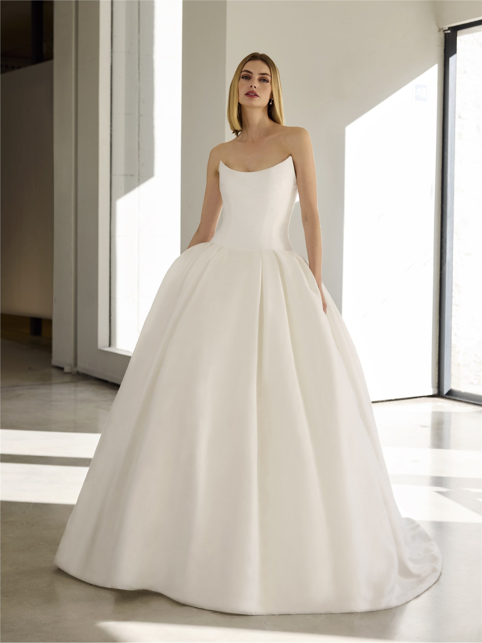 VALLEY | Princess strapless bridal dress | Pronovias