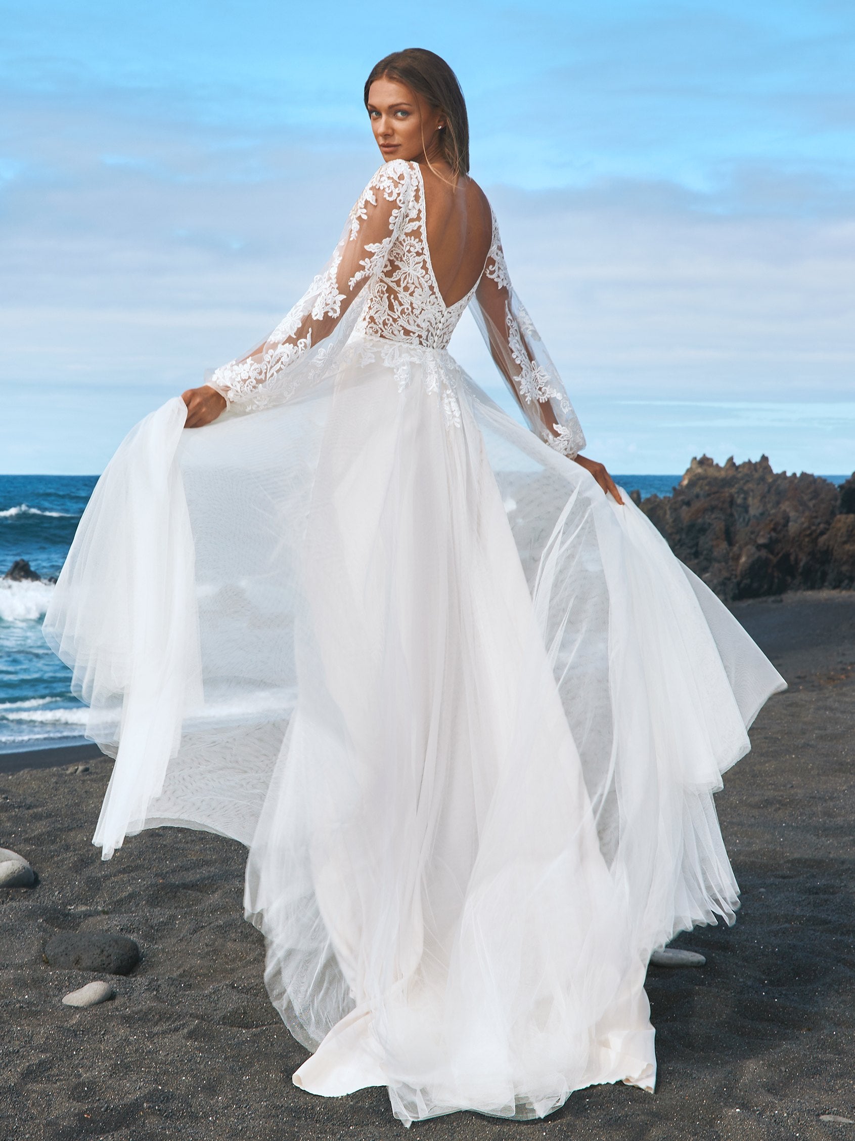 Extravagante, silberfarbene Sandalen aus Leder mit 10 cm hohem Absatz.