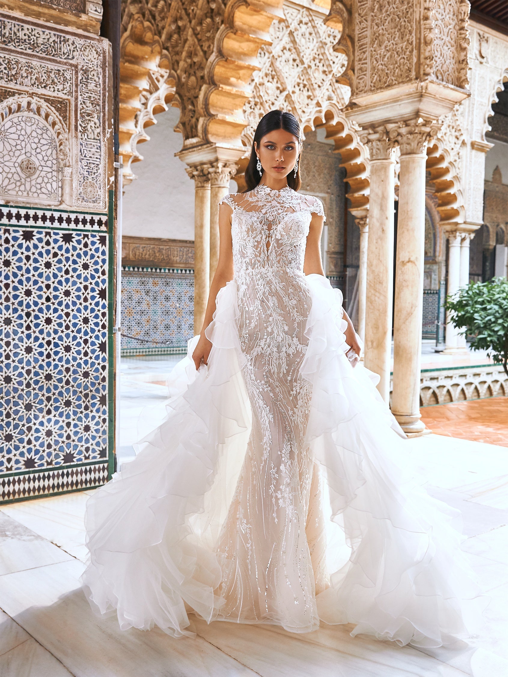 Extravagante, silberfarbene Sandalen aus Leder mit 10 cm hohem Absatz.