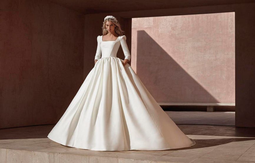 Noiva usando um vestido branco minimalista estilo princesa conjugado com uma tiara branca