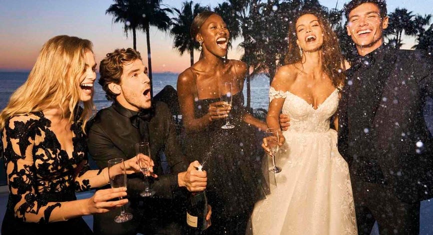 Γαμπρός και νύφη διασκεδάζουν κατά την διάρκεια του γαμήλιου πάρτι με τους φίλους τους