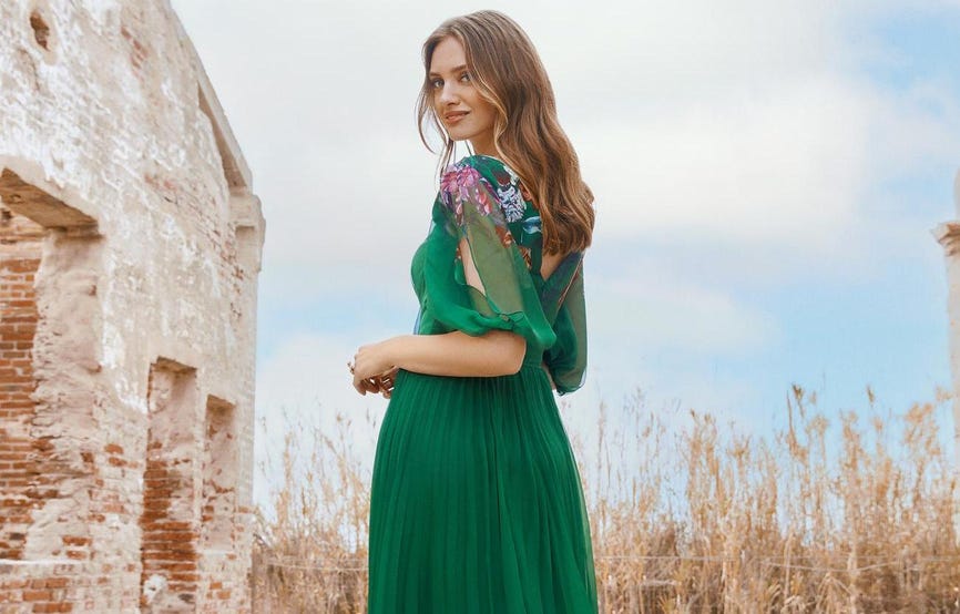 Αέρινο φόρεμα σε πράσινο με φλοράλ λεπτομέρειες και πλισέ φούστα ιδανικό για νονές