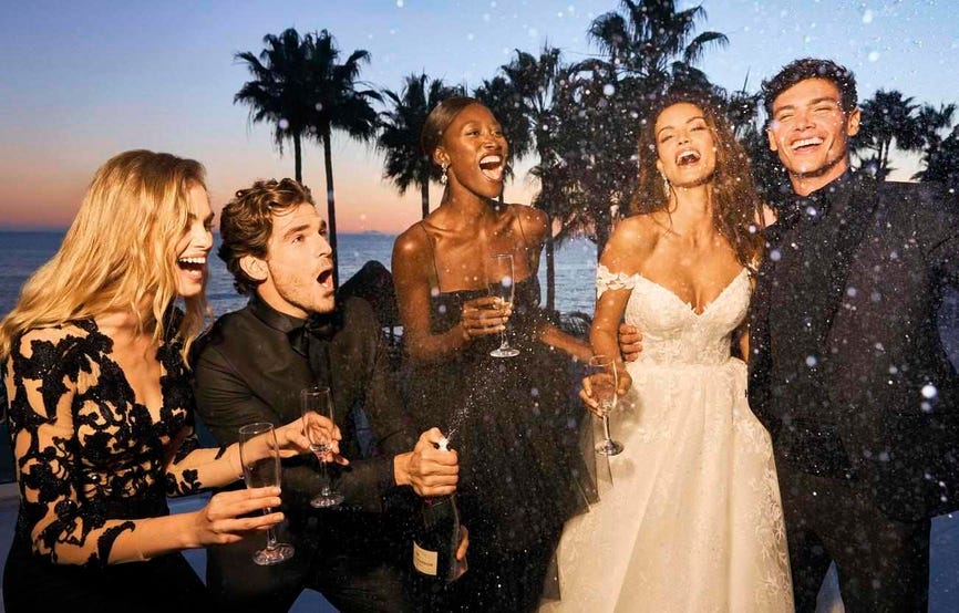 Η νύφη και οι φίλοι της διασκεδάζουν σε πάρτι ντυμένοι επίσημα.
