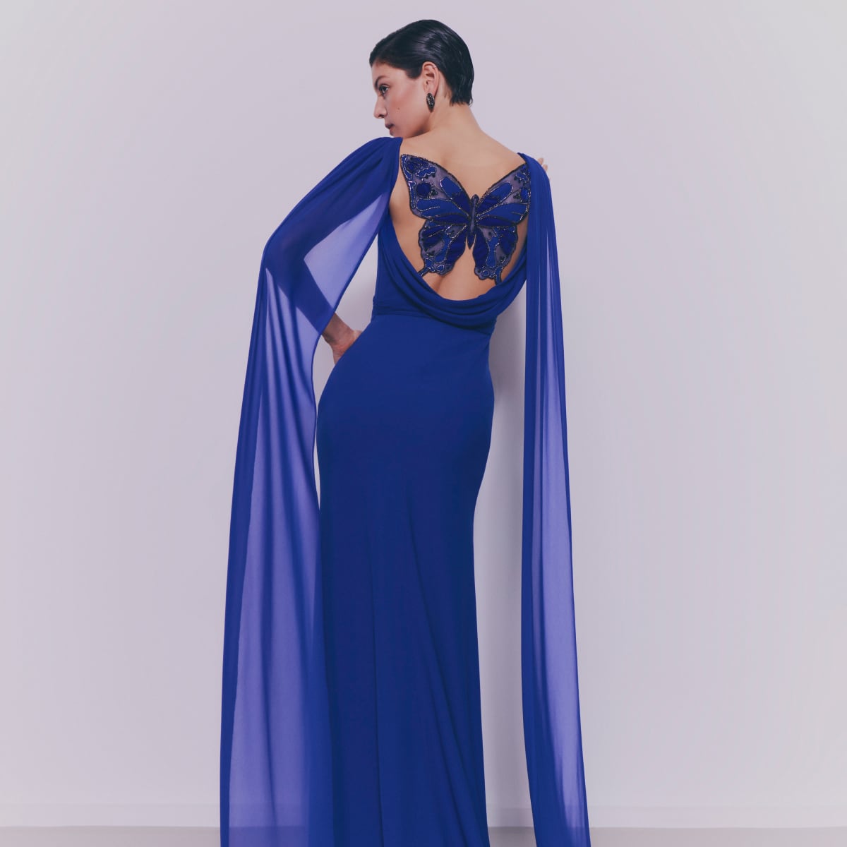 Come abbinare un abito blu da cerimonia  