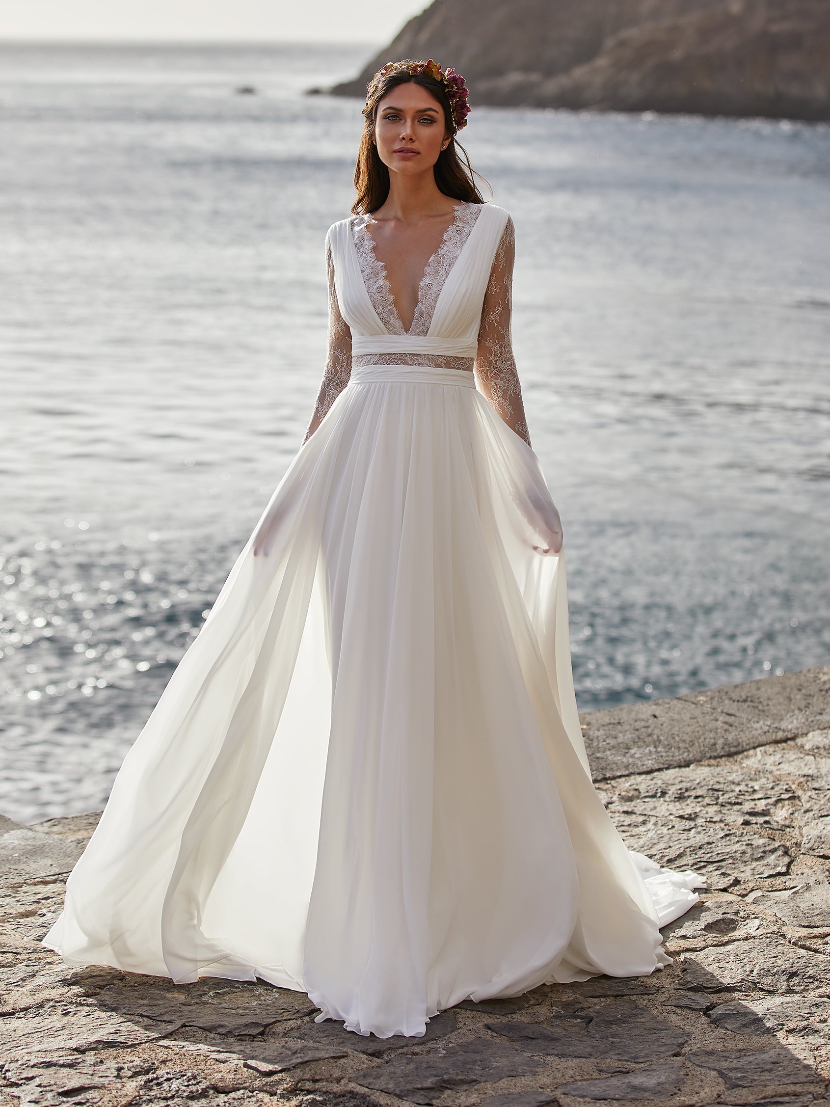 Estás planeando una boda en la playa? desde estilos de boda boho hasta vestidos de ligeros, la inspiración que buscas para ceremonias al mar.