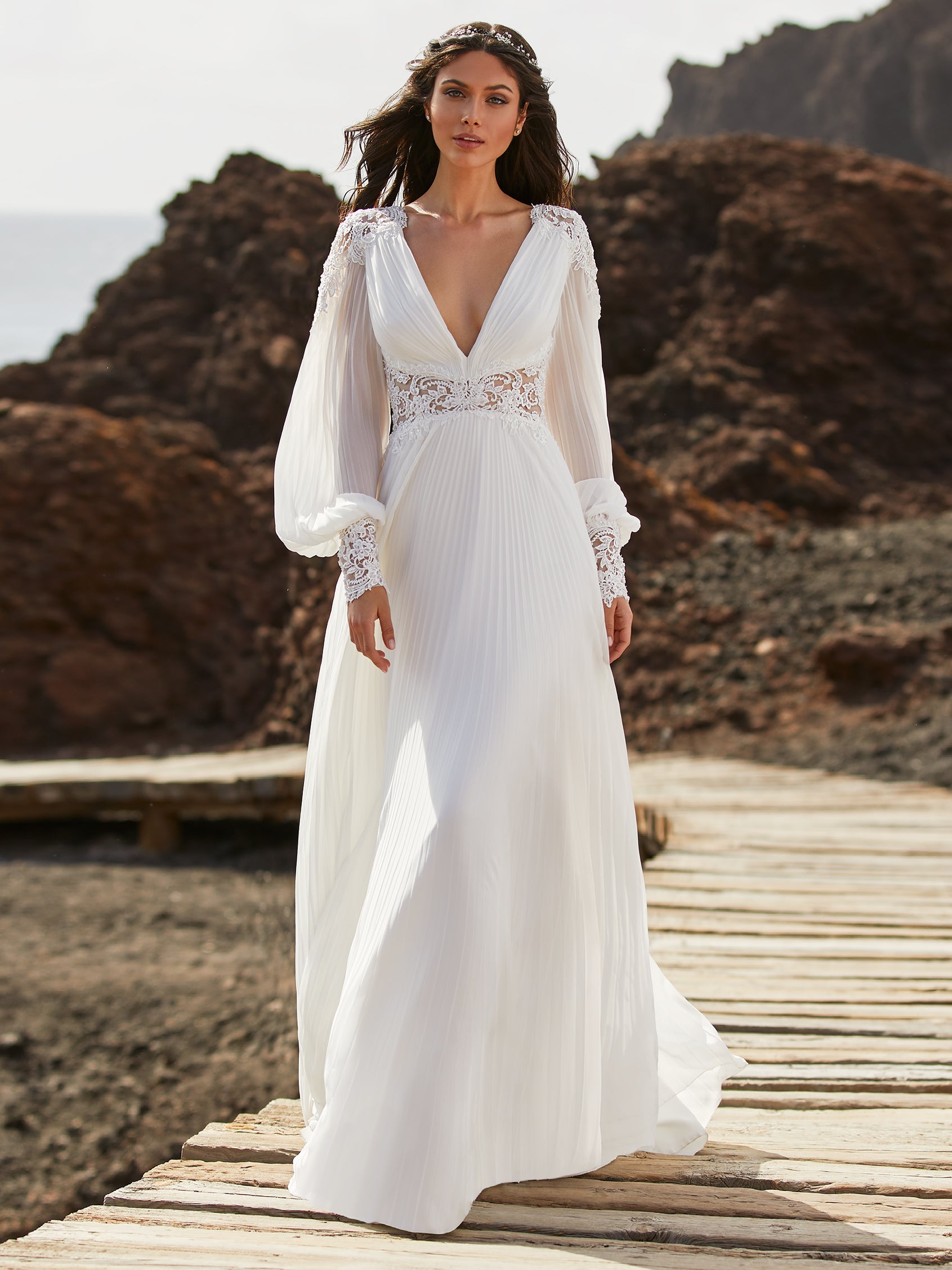 planeando una boda en la playa? Aquí encontrarás desde estilos de boda boho hasta vestidos de novia ligeros, la inspiración que buscas para ceremonias junto al mar.