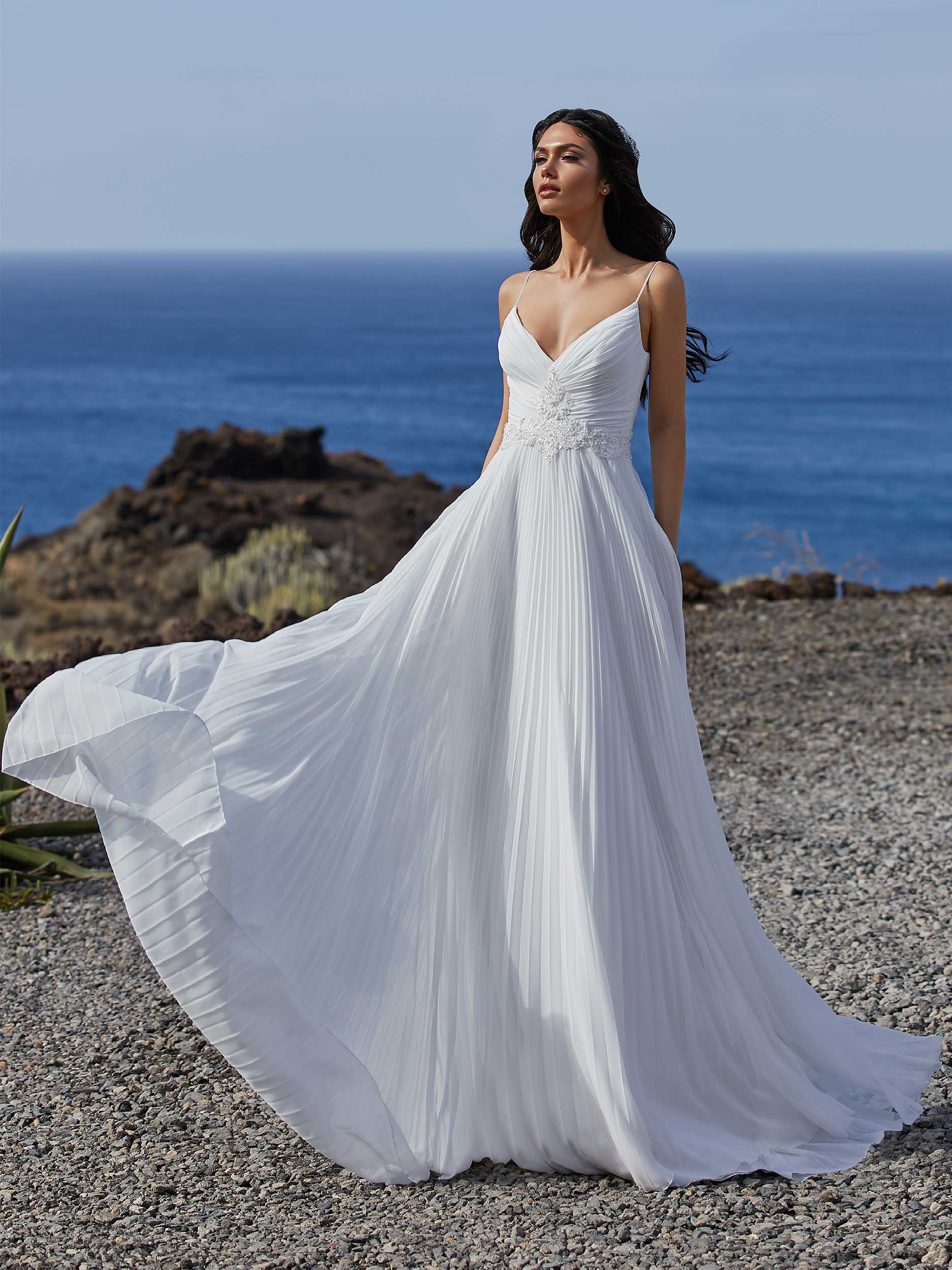 Estás planeando una boda en la playa? Aquí encontrarás desde estilos de boda boho hasta vestidos de novia ligeros, inspiración que buscas ceremonias junto al mar.