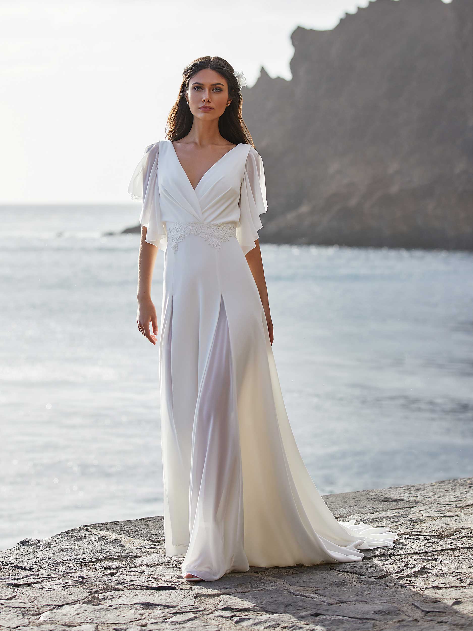 planeando una boda en la playa? Aquí encontrarás desde estilos de boda boho hasta vestidos de novia ligeros, la inspiración que buscas para ceremonias junto al mar.