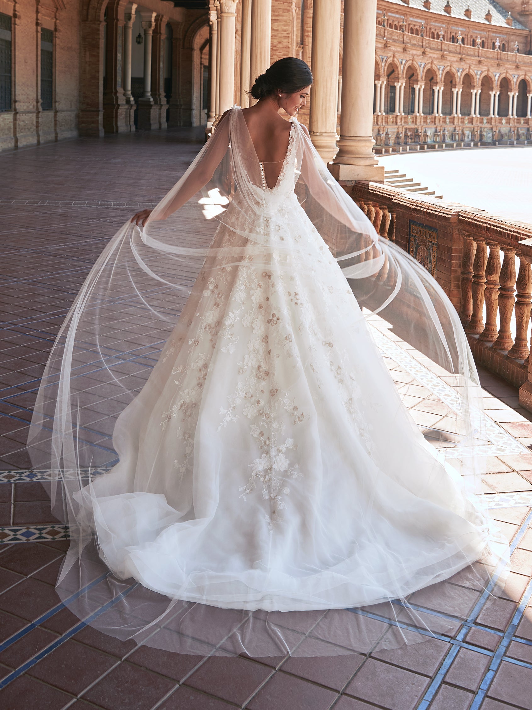 Qué velo le va mejor a tu vestido de novia? Echa un vistazo a esta guía  rápida de Pronovias para decidir qué tipo de velo deseas que te acompañe en  el día