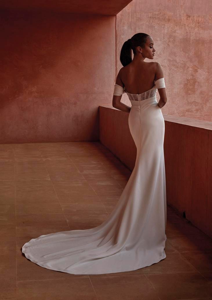 Mujer vestida de novia con un vestido con espalda descubierta para un sujetador sin espalda