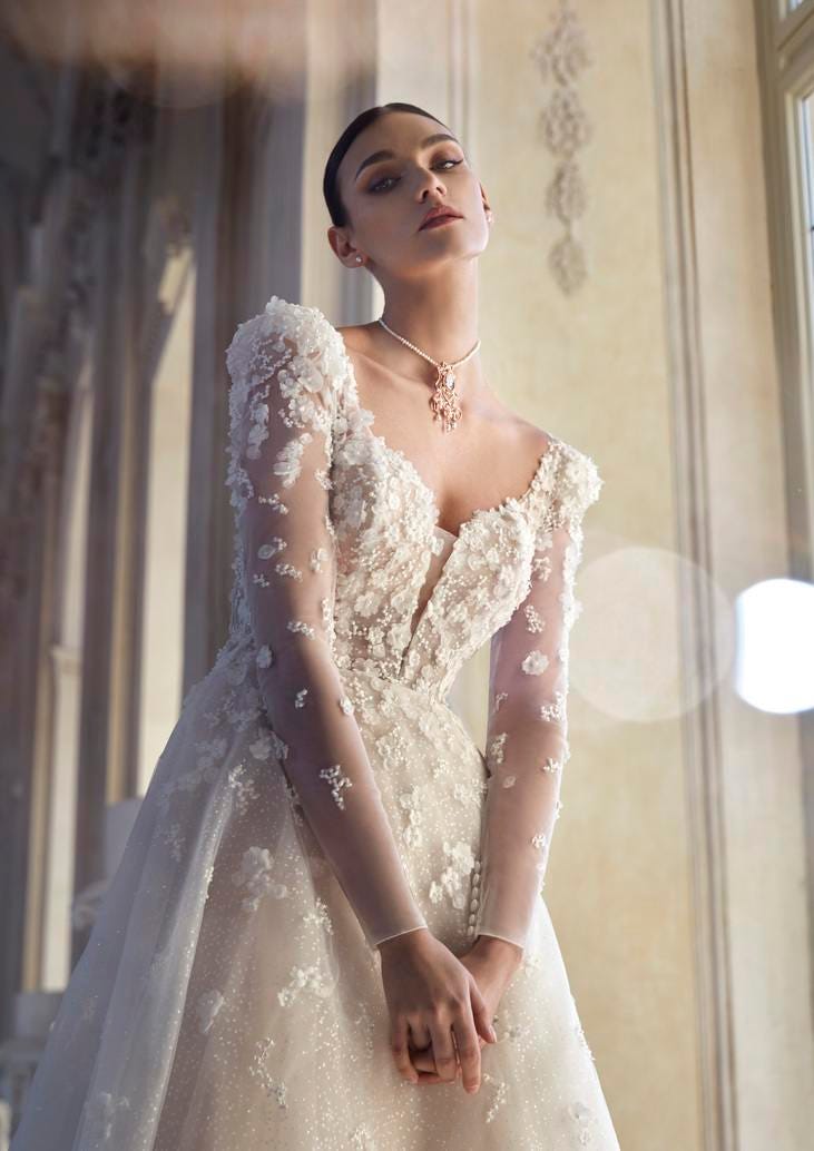 Mujer con un vestido de novia estilo romántico con mangas transparentes