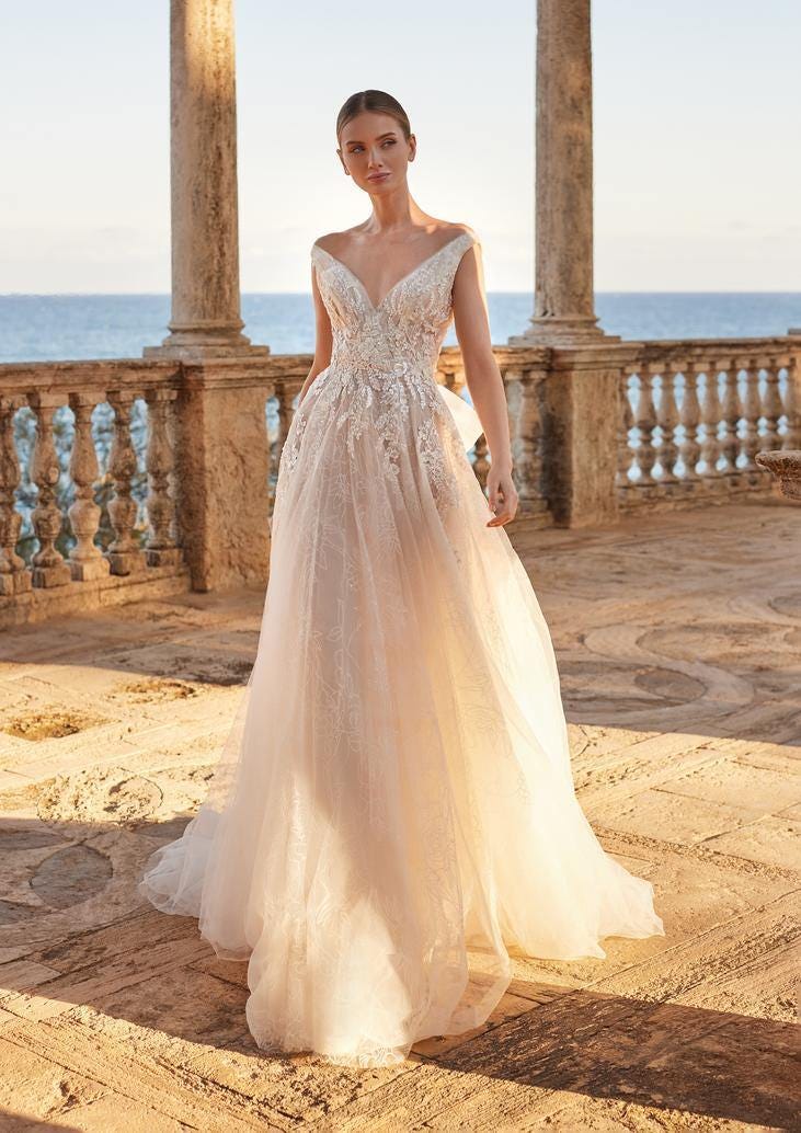 Mujer vestida con vestido de novia en color perla largo estilo romántico