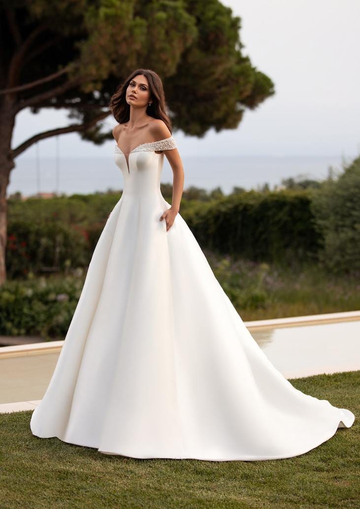 Noiva de cabelos longos com um vestido de corte A branco e simples