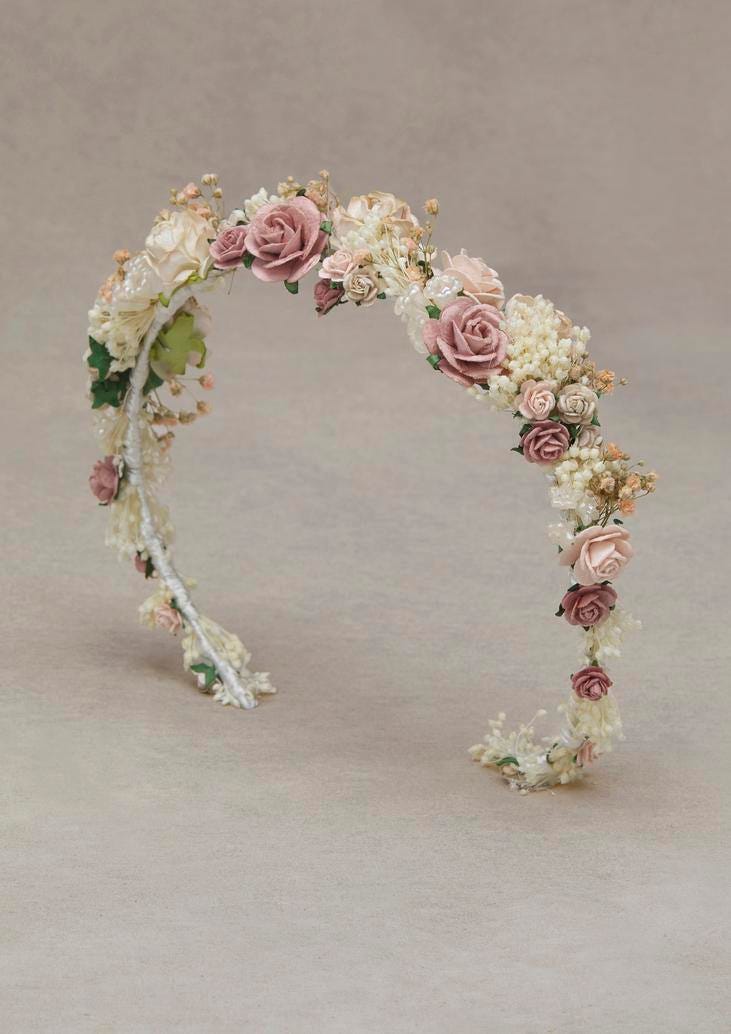 Diadème de mariage floral pour un thème bohème, idéal sur une chevelure longue et détachée.